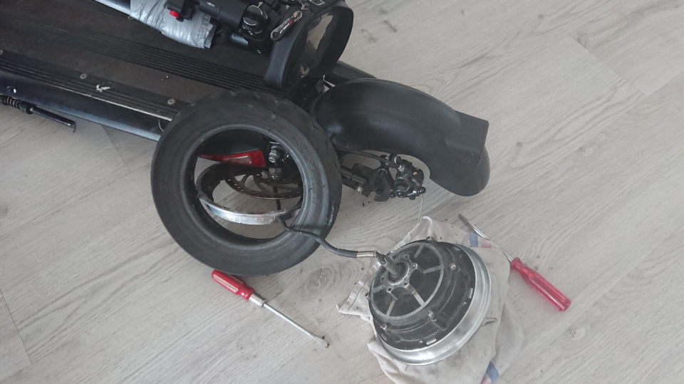Comment changer roue arrière speedway4 (kwheel) - MiniMotors - EspritRoue