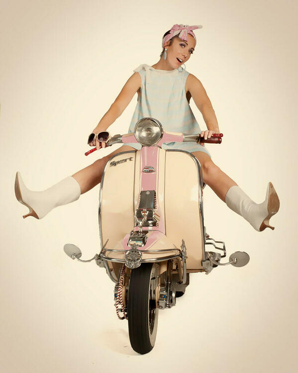 Pin Up Vespa 01.jpg