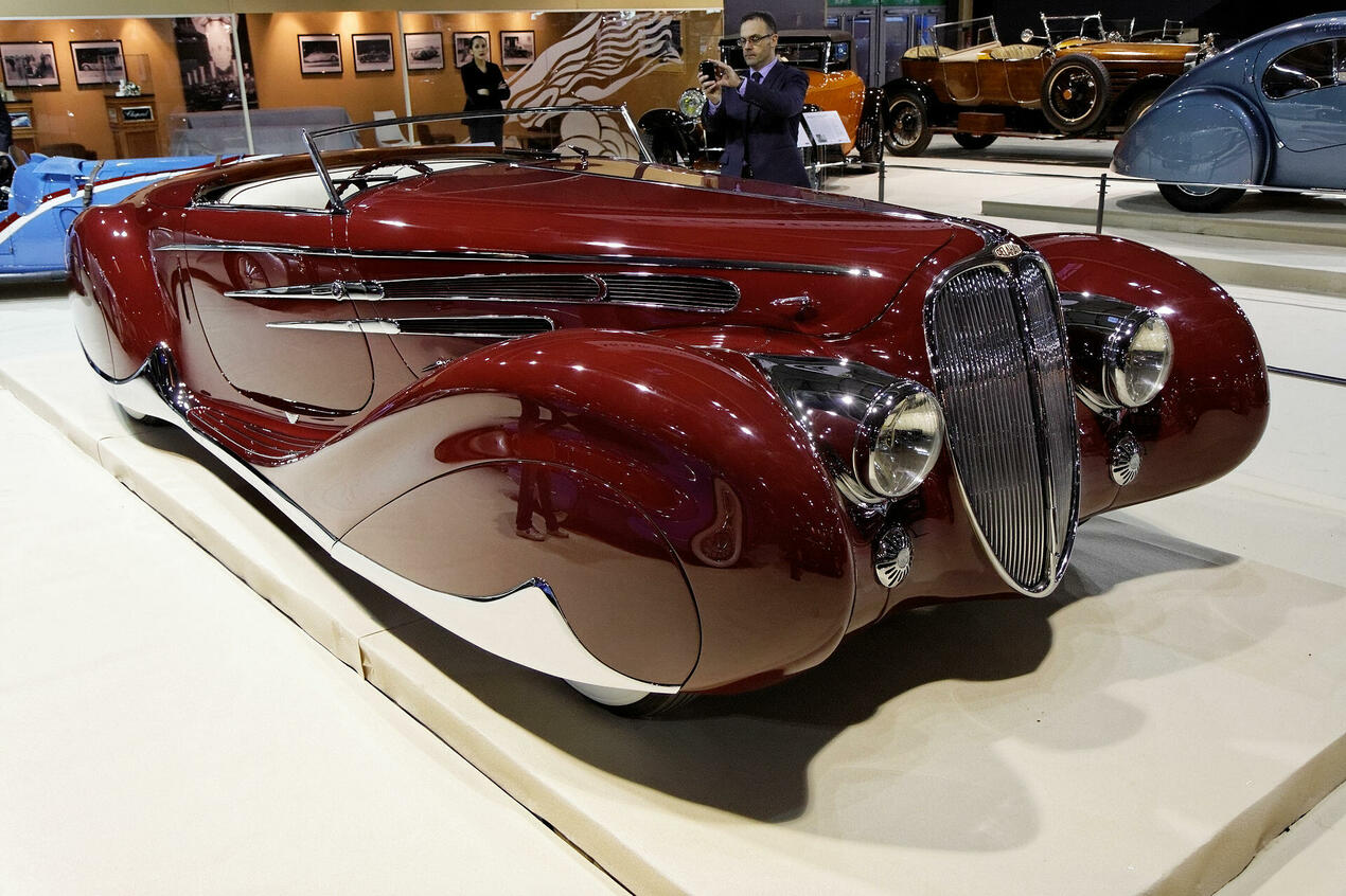 Paris_-_Retromobile_2012_-_Delahaye_type_165_cabriolet_-_1939_-_006.jpg