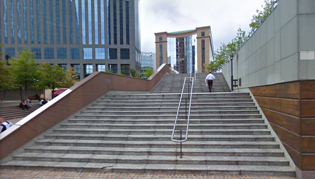 La defense - escalier place des pyramides.png