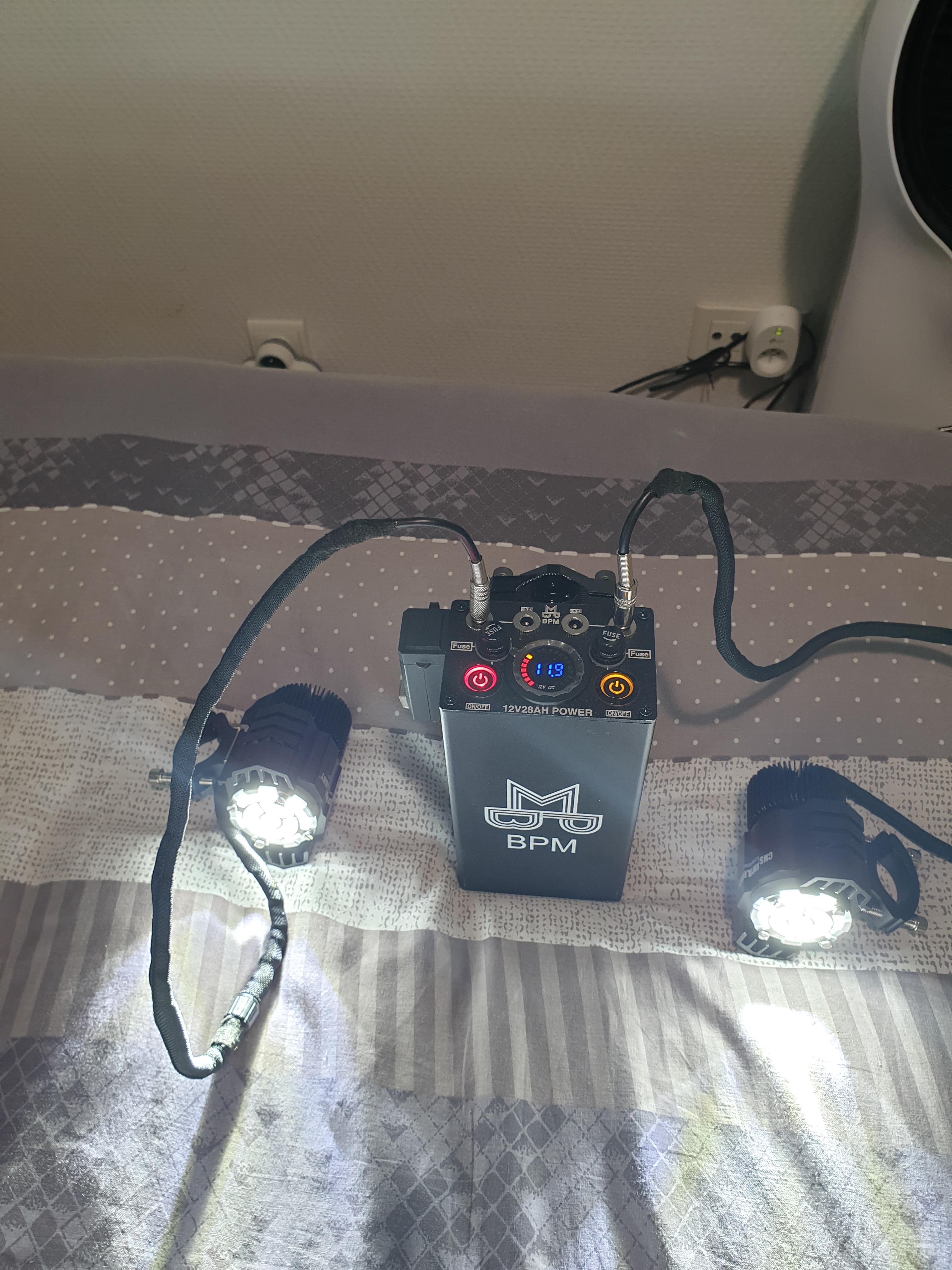 Vends-Batterie externe 12V 28A pour phare et accessoires + 2