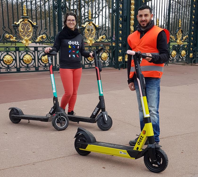 mehdi-boutayeb-chauffeur-de-jour-et-sophie-delacquis-responsable-operations-terrain-presentent-la-nouvelle-trottinette-dott-deployee-depuis-ce-lundi-a-lyon-photo-progres-david-tapissier-1581359706.jpg